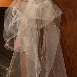 White mesh veil